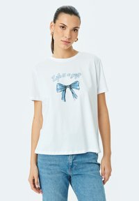 Weißes Baumwoll-T-Shirt mit einer blauen illustrierten Schleife und dem Text "Das Leben ist ein Geschenk." Kurze Ärmel und Rundhalsausschnitt-Design, lässige Passform.