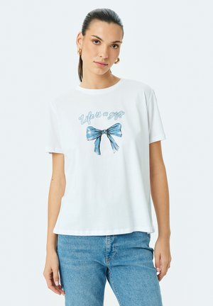Witte katoenen t-shirt met een blauwe geïllustreerde strik en de tekst "Het leven is een cadeau." Korte mouwen en een ronde hals, relaxed fit.