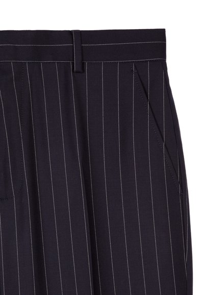 Marineblau gestreifte Hose mit flachem Schnitt, sanfter Textur, Gürtelschlaufen und schräge Seitentaschen. Weiße Nähte setzen Akzente.