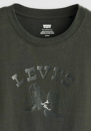 Dunkelgrünes Levi's T-Shirt mit erhabenem Levi's Schriftzug und schwarzer Cowboy-Stiefel-Grafik auf der Vorderseite, Größe Small, hergestellt in Bangladesch.