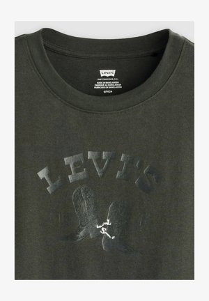 Dunkelgrünes Levi's T-Shirt mit erhabenem Levi's Schriftzug und schwarzer Cowboy-Stiefel-Grafik auf der Vorderseite, Größe Small, hergestellt in Bangladesch.