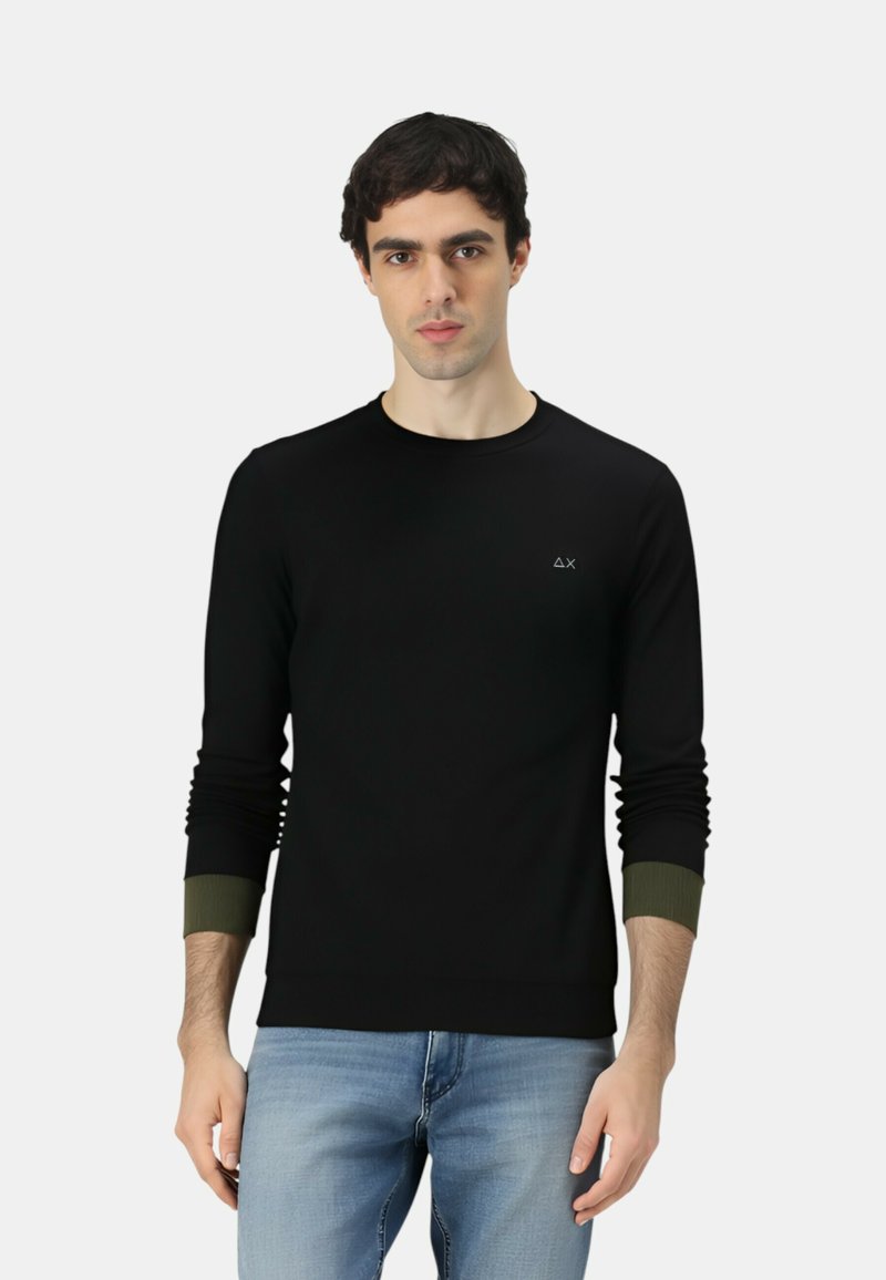 Maglione nero a maniche lunghe con polsini in tessuto a coste verde oliva, presenta un logo minimale sul petto. Tessuto liscio, design slim fit.
