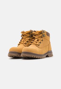 Botas de cuero marrón claro hasta el tobillo con diseño de cordones, ojales de metal, acentos marrones, suela resistente y paneles texturizados para transpirabilidad.