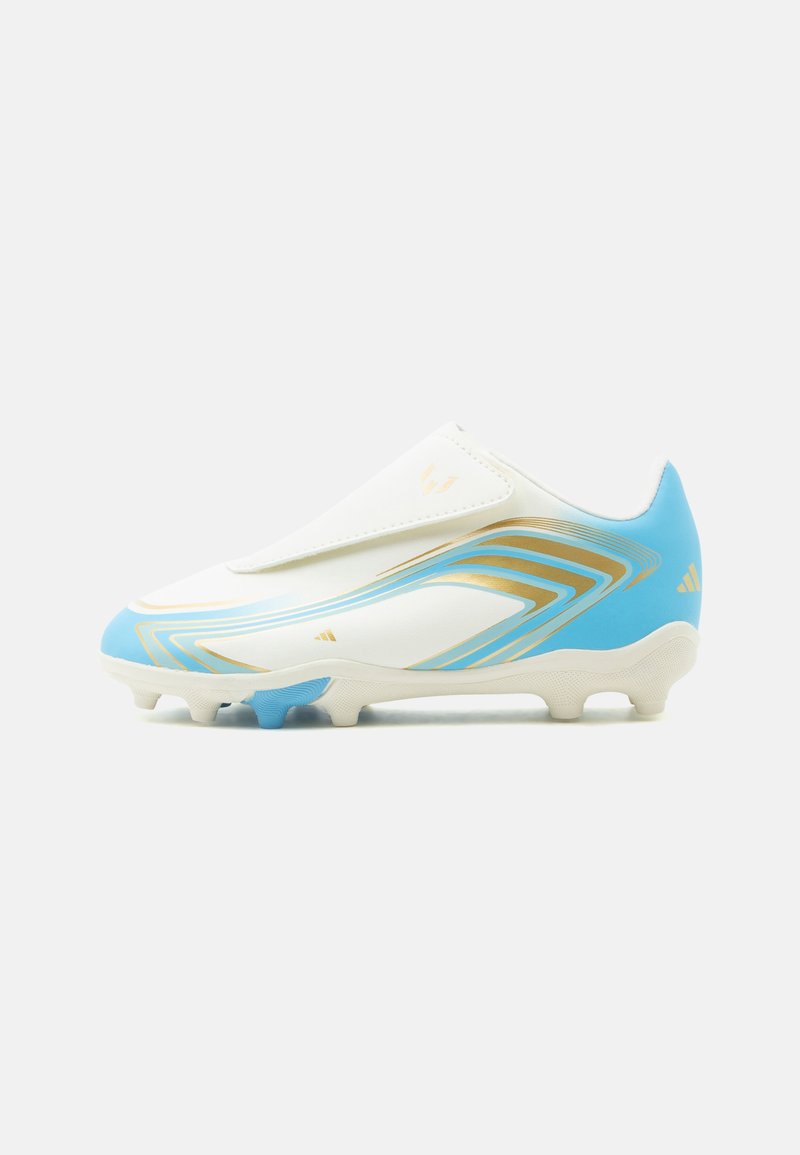 Chaussure de football blanche et bleue avec des accents dorés et un système de laçage couvert, vue de côté sur fond blanc.