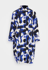 Košile na knoflíky s výrazným abstraktním potiskem v modré, černé a bílé barvě; rukávy do poloviny délky a klasickým límcem.