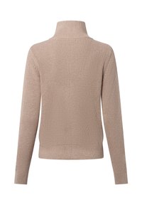 Maglione lavorato a maglia beige chiaro con colletto alto, maniche lunghe e orlo a costine. Presenta un tessuto testurizzato e accogliente.