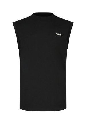 Černé tílko s kulatým výstřihem bez rukávů a malým bílým stylizovaným logem na horní levé straně hrudníku.