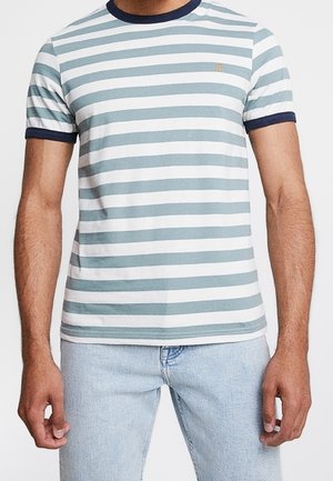 Camiseta de rayas en azul claro y blanco con detalles en azul marino en el cuello y las mangas. Presenta un pequeño logo en el pecho.