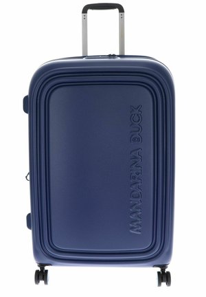 Maleta rígida azul marino con cuatro ruedas giratorias y asa telescópica, con "Mandarina Duck" grabado en relieve en el frente.