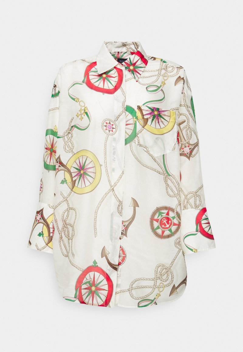 Chemise blanche à manches longues avec un imprimé nautique comprenant des compas, des ancres et des cordes en rouge, vert, jaune et marron.