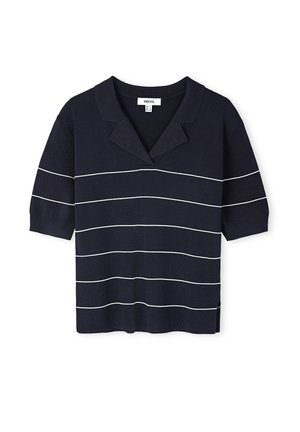 Polo de punto azul marino con mangas cortas, que presenta rayas horizontales blancas, un collar en pico y aberturas laterales en el dobladillo.