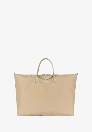 Sac fourre-tout en tissu doux beige avec deux poignées, une fermeture zippée et une poche accentuée en or texturé sur le devant. Design durable et spacieux.