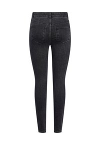 Črne denim skinny kavbojke z gladko teksturo, s srednjim pasom in dvema zadnjima žepoma. Oblika, ki se prilega telesu, se razteza do gležnjev.