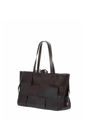 Czarna skórzana torba typu tote z tkanym wzorem patchwork i podwójnymi paskami na ramię na białym tle.