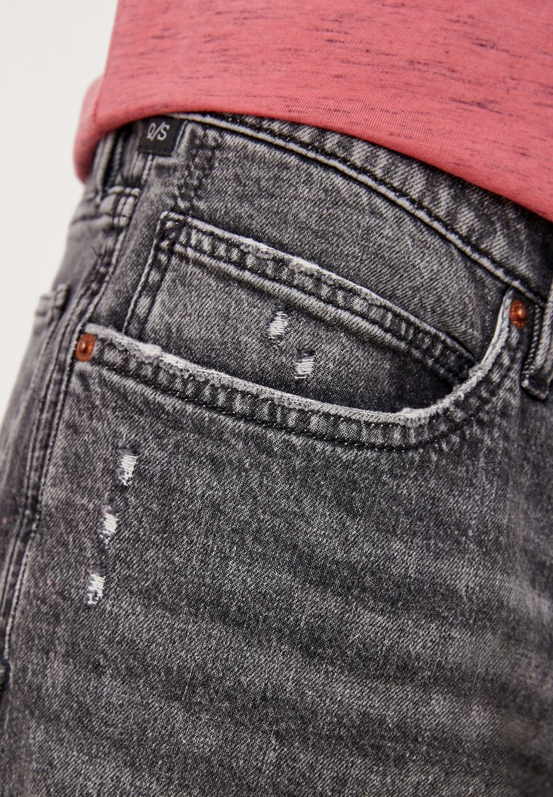 Herren Skinny Fit | QS by s.Oliver REGULAR : SHORT EN AU LOOK USÉ Jeans Shorts grey stretched den/black denim - VR54123 Herren Skinny Fit | QS by s.Oliver REGULAR : SHORT EN AU LOOK USÉ Jeans Shorts grey stretched den/black denim - VR54123