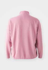 Pink langærmet pullover med høj hals, lavet af blødt stof, med en afslappet pasform og glat tekstur. Ingen synlige mønstre eller hardware.