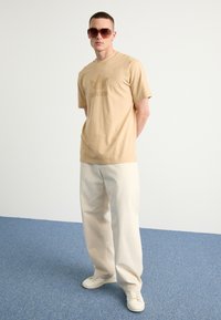 adidas Originals MONOGRAM - T-shirt con stampa - magic beige
