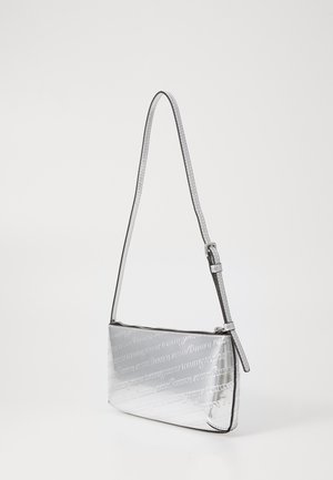 Zilveren schoudertas met een strak ontwerp, gegraveerd logo patroon, verstelbare schouderband en een gladde metallic textuur. Met ritssluiting.