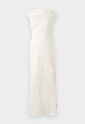 Vestido maxi de linho branco com decote descoberto nos ombros, silhueta ajustada e barra reta. Apresenta um tecido texturizado para um detalhe adicional.