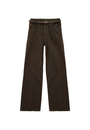 Donkerbruin wijde broek met riemlussen, knoop en rits aan de voorkant, twee zakken aan de voorkant en een bijpassende riem die vastzit.