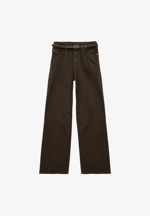 Pantalons évasés marron foncé avec passants de ceinture, bouton et fermeture éclair à l'avant, deux poches avant, et une ceinture assortie attachée.