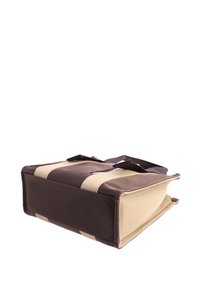 Bolso rectangular marrón y beige con asas dobles, hecho de cuero suave, con rayas verticales y un cierre de cremallera superior.