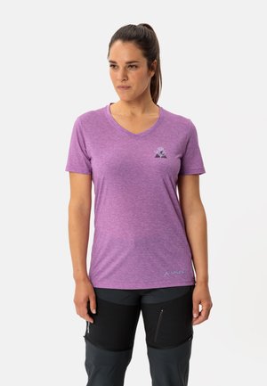 Paarse v-hals t-shirt van lichtgewicht, gestructureerde stof. Bevat een kleine bergafbeelding op de borst en een logo bij de zoom.
