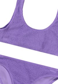 Ensemble de bikini deux pièces violet en tissu texturé à côtes ; se compose d'un décolleté en forme de scoop et d'une culotte taille basse assortie.