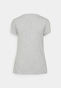 Šedé tričko z jersey materiálu, krátké rukávy, výstřih do lodního tvaru, měkká textura, jednoduchý design, bez jakýchkoli vzorů nebo dekorací.