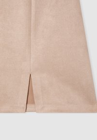 Gonna beige chiaro realizzata in un morbido tessuto testurizzato. Presenta uno spacco verticale all'orlo, che offre un sottile dettaglio di design.