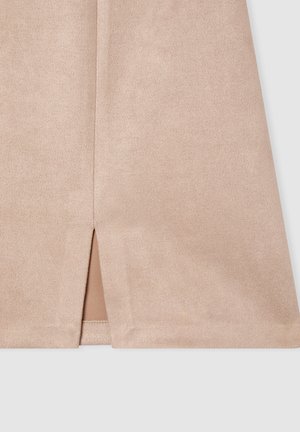 Jasnobeżowa spódnica wykonana z miękkiego, teksturowanego materiału. Posiada pionowe rozcięcie na dole, co wprowadza subtelny detal w designie.