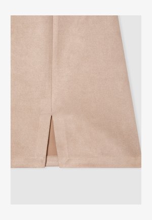 Jasnobeżowa spódnica wykonana z miękkiego, teksturowanego materiału. Posiada pionowe rozcięcie na dole, co wprowadza subtelny detal w designie.