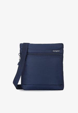 Sac bandoulière rectangulaire bleu marine avec poche avant zippée, sangle réglable et logo de la marque Hedgren dans le coin supérieur droit.