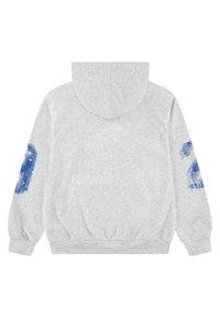 Felpa grigia con cappuccio e maniche lunghe, con accenti di numero stampati in blu su entrambe le maniche e una finitura testurizzata.