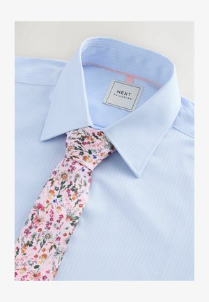 Hellblau gestreiftes Hemd mit Spread-Kragen, kombiniert mit einer rosa Blumenbindekrawatte mit roten, gelben und grünen Akzenten. Etikett sichtbar.
