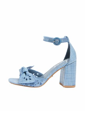 Svetlomodrá textúrovaná sandála na vysokom podpätku s remienkom okolo členka, okrúhlou prackou, výrezmi a ozdobnou mašľou vpredu.