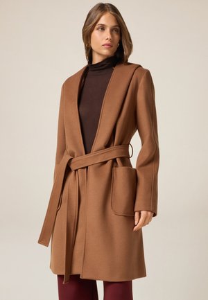CON CAPPUCCIO E CINTURA
 - Halflange jas - marrone