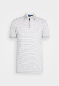 Randig kortärmad pikétröja i grått och vitt med dragkedja i kragen, ribbade ärmslut och en liten broderad logotyp på bröstet.