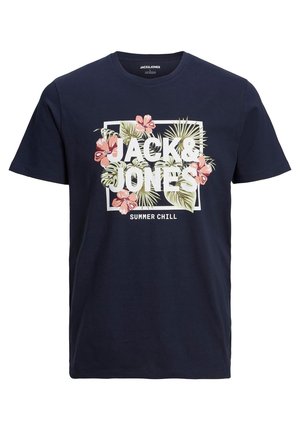 Mørkeblå t-shirt med "JACK & JONES" tekst, tropiske blade, pink blomster og "SUMMER CHILL" trykt nedenunder foran.