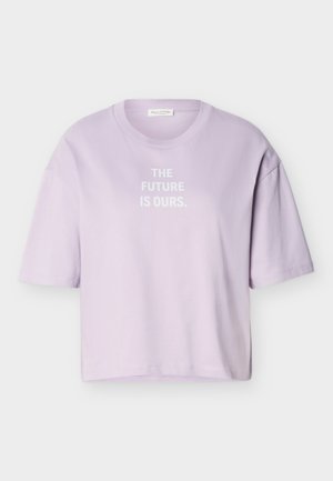 Tricou mov deschis cu mâneci scurte și gât rotund, cu text alb „VIITORUL ESTE AL NOSTRU.” centrat pe față, afișat pe un fundal simplu.