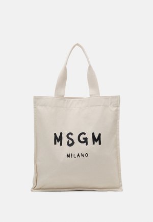 Sac cabas beige avec deux poignées comportant un texte noir "MSGM MILANO" sur le devant, présenté sur un fond uni.
