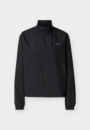 Juoda lengva striukė su užtrauktuku, aukštu kaklu, elastiniais rankogaliais ir mažu New Balance logotipu kairėje krūtinės pusėje.