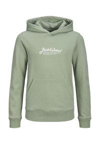 Grøn hoodie lavet af blødt stof, med en frontlomme, snørehætte og hvidt logo på brystet. Enkelt design og ribbede manchetter.