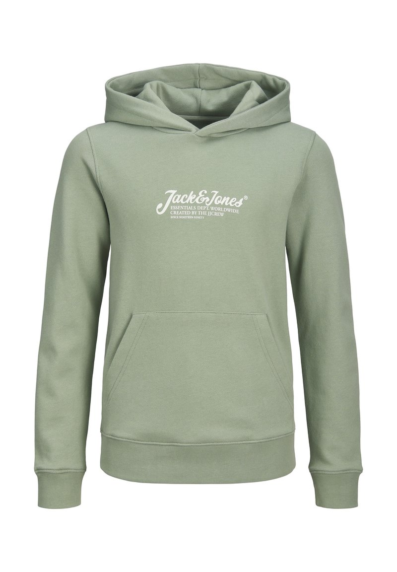Grøn hoodie lavet af blødt stof, med en frontlomme, snørehætte og hvidt logo på brystet. Enkelt design og ribbede manchetter.