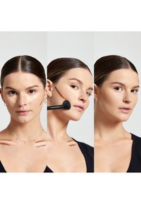Tre immagini che mostrano un modello con trucco per contouring sul viso e sul collo. Il trucco include tonalità più chiare e più scure per evidenziare e scolpire.