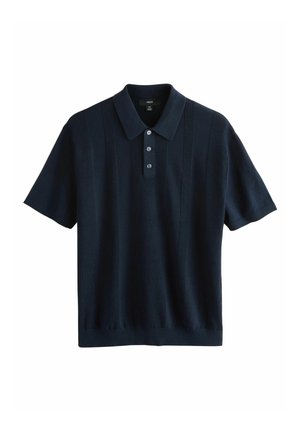 Camisa polo de manga corta en color azul marino con un patrón ribeteado texturizado, botones en el cuello y un dobladillo inferior ajustado. Confeccionada en una tela suave y transpirable.