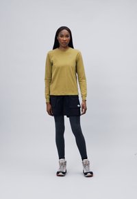 Klättermusen ROOT LOGO TEE - Pikkade varrukatega topp - meadow green
