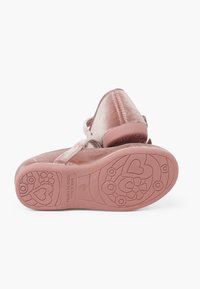 Rosa Samt-Schuhe mit einem Riemen und einer strukturierten Gummisohle, die mit floralen und Herzmustern verziert ist. Rundschnitt-Design mit einem oberen Teil aus weichem Stoff.