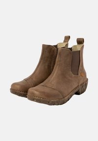 Botas de tobillo de cuero marrón con paneles laterales elásticos, puntera redondeada y una suela de goma texturizada con un ligero tacón. Presenta detalles de costura.