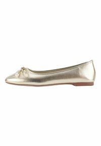 Ballerina flat in metallo dorato con punta affilata, caratterizzata da un fiocco decorativo e un accento di perla davanti. Texture liscia, tacco basso.